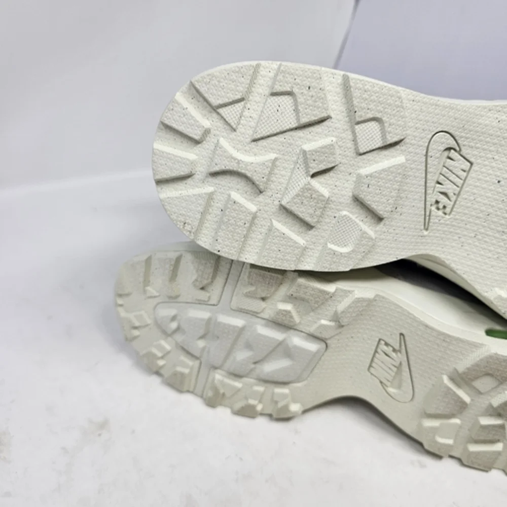 New Nike Air Max Goaterra 2.0 Big Kids All Weather Boot Size 7y DC9515-002 Gray.